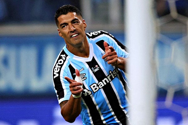 Luis Suarez lập hattrick trong ngày ra mắt Gremio 1 Luis Suarez lập hattrick trong ngày ra mắt Gremio