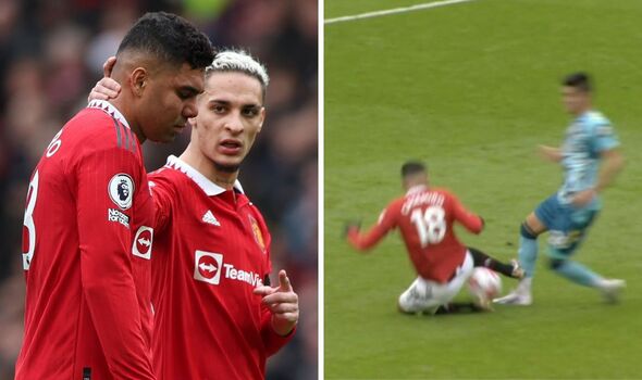 thẻ đỏ của Casemiro trong hiệp 1 sau pha vào bóng nguy hiểm với Carlos Alcaraz