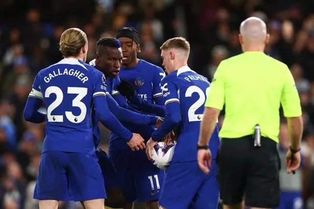 HLV Pochettino xấu hổ vì học trò tranh nhau sút phạt đền