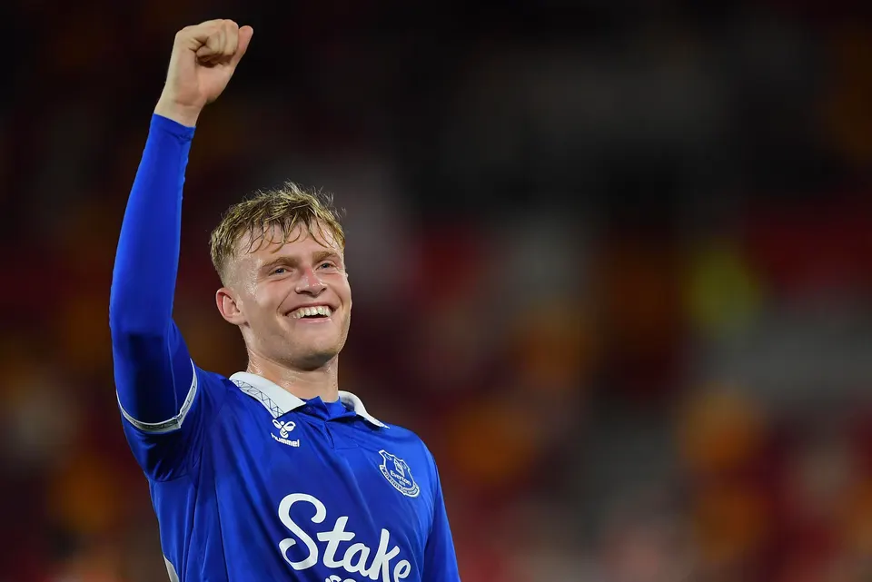 Everton từ chối bán Branthwaite cho Man Utd